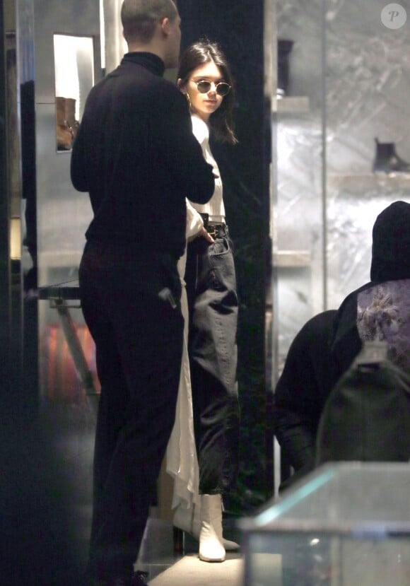 Kendall Jenner et ses amis font du shopping ensemble dans les rues de New York, le 30 avril 2017