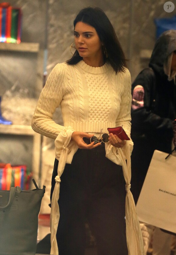 Kendall Jenner et ses amis font du shopping ensemble dans les rues de New York, le 30 avril 2017