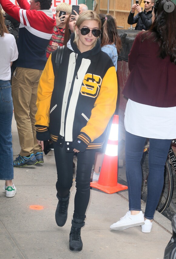 Hailey Baldwin dans les rues de New York, le 30 avril 2017
