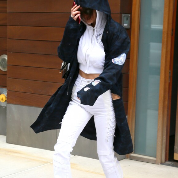 Bella Hadid dans les rues de New York, le 30 avril 2017