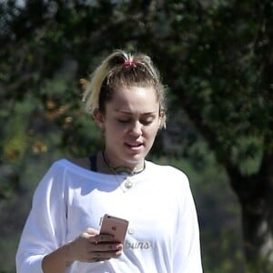 Exclusif - Miley Cyrus et son fiancé Liam Hemsworth sont allés se balader en amoureux sur les hauteurs de Los Angeles, le 16 mars 2017