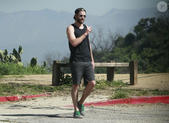 Exclusif - Miley Cyrus et son fiancé Liam Hemsworth sont allés se balader en amoureux sur les hauteurs de Los Angeles, le 16 mars 2017