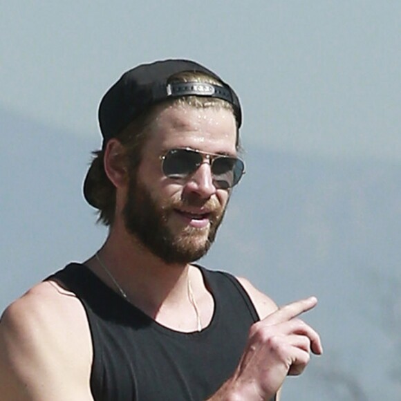 Exclusif - Miley Cyrus et son fiancé Liam Hemsworth sont allés se balader en amoureux sur les hauteurs de Los Angeles, le 16 mars 2017