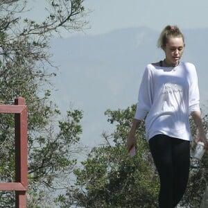 Exclusif - Miley Cyrus et son fiancé Liam Hemsworth sont allés se balader en amoureux sur les hauteurs de Los Angeles, le 16 mars 2017