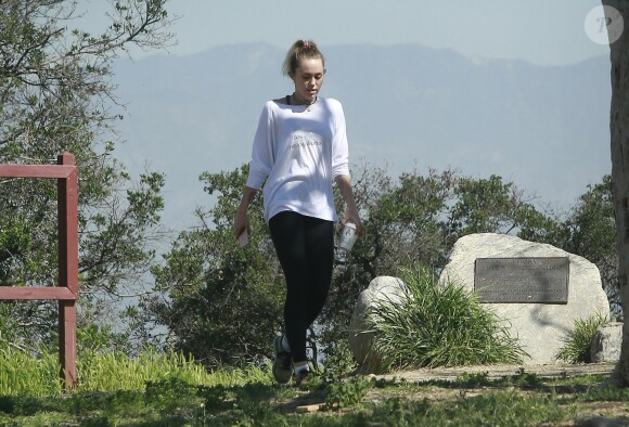 Exclusif - Miley Cyrus et son fiancé Liam Hemsworth sont allés se balader en amoureux sur les hauteurs de Los Angeles, le 16 mars 2017