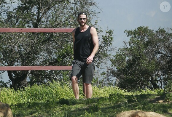 Exclusif - Miley Cyrus et son fiancé Liam Hemsworth sont allés se balader en amoureux sur les hauteurs de Los Angeles, le 16 mars 2017
