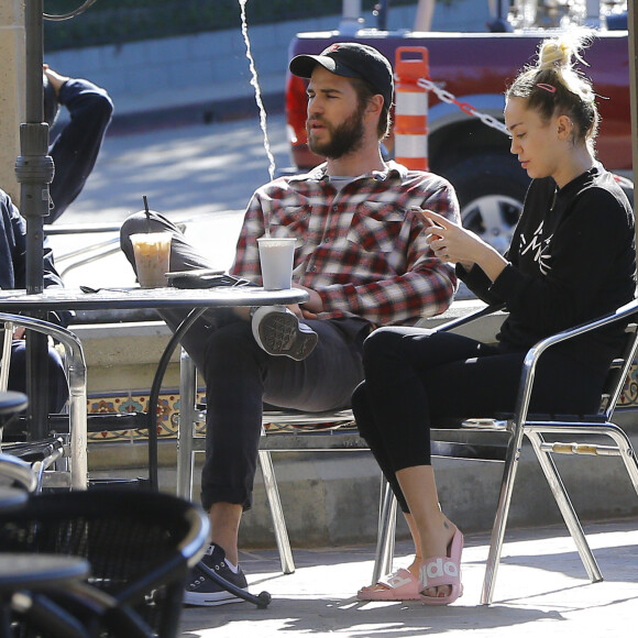 Exclusif - Miley Cyrus et son compagnon Liam Hemsworth se promènent et font du shopping avec un ami à Malibu le 6 janvier 2017