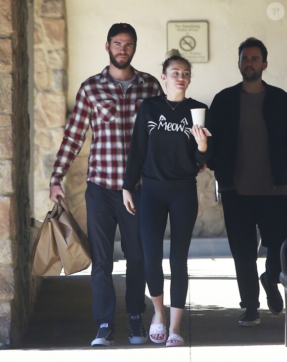 Exclusif - Miley Cyrus et son compagnon Liam Hemsworth se promènent et font du shopping avec un ami à Malibu le 6 janvier 2017