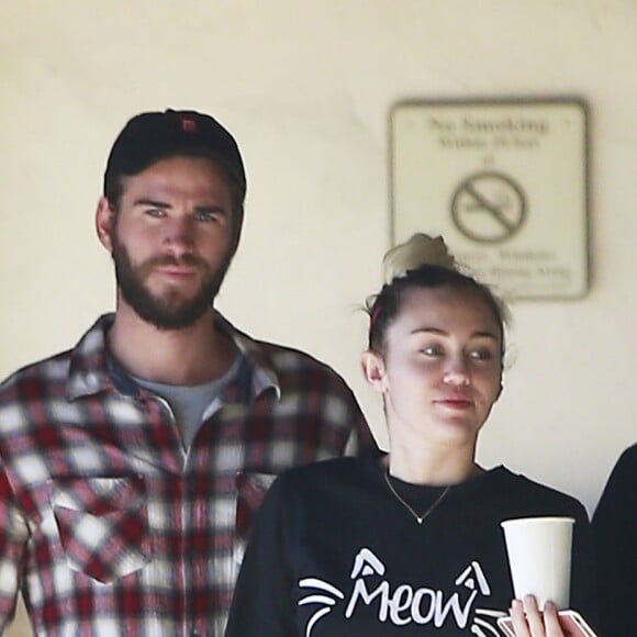 Exclusif - Miley Cyrus et son compagnon Liam Hemsworth se promènent et font du shopping avec un ami à Malibu le 6 janvier 2017