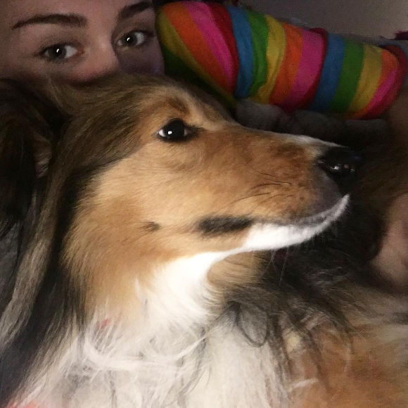 Miley Cyrus a publié une photo d'elle et son chien Emu sur sa page Instagram au mois de mars 2017