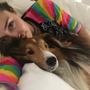 Miley Cyrus a publié une photo d'elle et son chien Emu sur sa page Instagram au mois de mars 2017