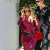 Khloe Kardashian en jogging et claquettes Givenchy à la sortie d'un studio d’enregistrement à Los Angeles, le 28 avril 2017