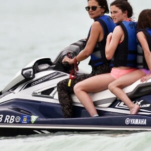 Exclusif - Katie Holmes et sa fille Suri font du jet ski avec des amis à Miami, le 17 avril 2017.