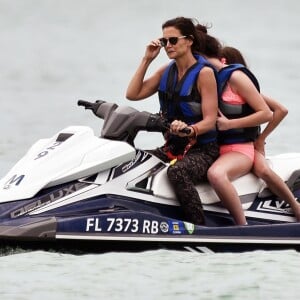 Exclusif - Katie Holmes et sa fille Suri font du jet ski avec des amis à Miami, le 17 avril 2017.