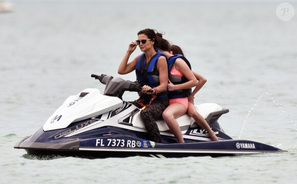 Exclusif - Katie Holmes et sa fille Suri font du jet ski avec des amis à Miami, le 17 avril 2017.