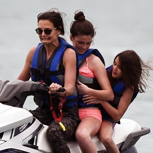 Exclusif - Katie Holmes et sa fille Suri font du jet ski avec des amis à Miami, le 17 avril 2017.