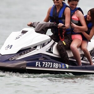 Exclusif - Katie Holmes et sa fille Suri font du jet ski avec des amis à Miami, le 17 avril 2017.