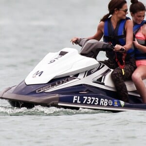 Exclusif - Katie Holmes et sa fille Suri font du jet ski avec des amis à Miami, le 17 avril 2017.