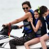 Exclusif - L'actrice Katie Holmes et sa fille Suri font du jet ski avec des amis à Miami, le 17 avril 2017.