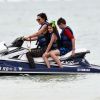 Exclusif - Katie Holmes et sa fille Suri font du jet ski avec des amis à Miami, le 17 avril 2017.