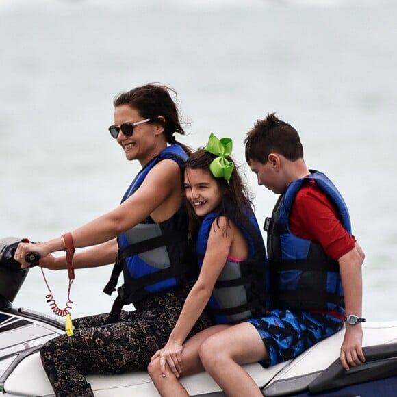 Exclusif - Katie Holmes et sa fille Suri font du jet ski avec des amis à Miami, le 17 avril 2017.