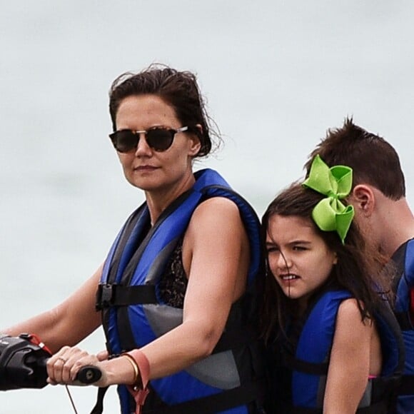 Exclusif - Katie Holmes et sa fille Suri font du jet ski avec des amis à Miami, le 17 avril 2017.