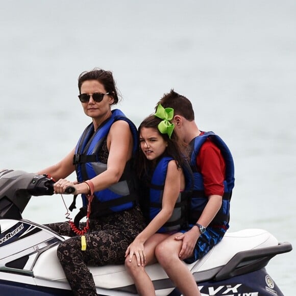 Exclusif - Katie Holmes et sa fille Suri font du jet ski avec des amis à Miami, le 17 avril 2017.