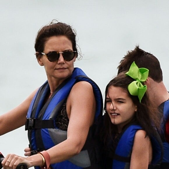 Exclusif - Katie Holmes et sa fille Suri font du jet ski avec des amis à Miami, le 17 avril 2017.