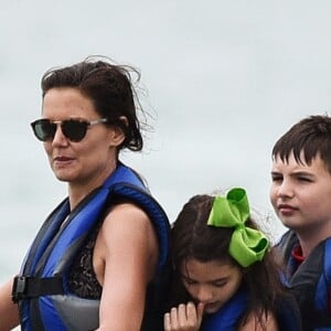 Exclusif - Katie Holmes et sa fille Suri font du jet ski avec des amis à Miami, le 17 avril 2017.