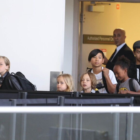 Brad Pitt, sa femme Angelina Jolie et leurs enfants Maddox, Pax, Zahara, Shiloh, Vivienne et Knox prennent l'avion à l'aéroport de Los Angeles pour venir passer quelques jours dans leur propriété de Miraval, le 6 juin 2015.