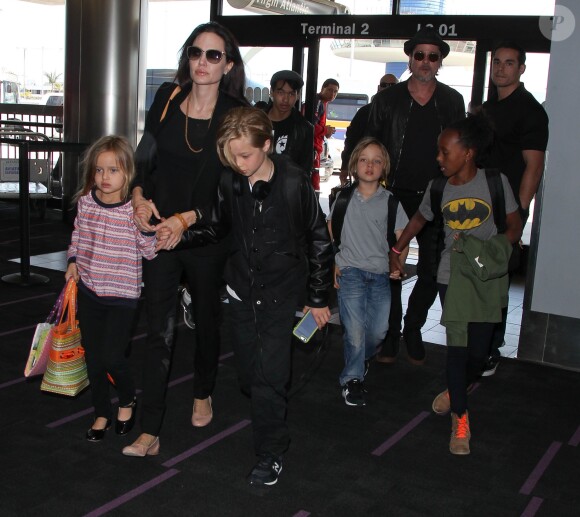 Brad Pitt, sa femme Angelina Jolie et leurs enfants Maddox, Pax, Zahara, Shiloh, Vivienne et Knox prennent l'avion à l'aéroport de Los Angeles pour venir passer quelques jours dans leur propriété de Miraval, le 6 juin 2015.