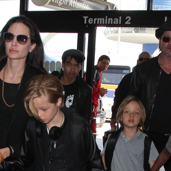 Brad Pitt, sa femme Angelina Jolie et leurs enfants Maddox, Pax, Zahara, Shiloh, Vivienne et Knox prennent l'avion à l'aéroport de Los Angeles pour venir passer quelques jours dans leur propriété de Miraval, le 6 juin 2015.