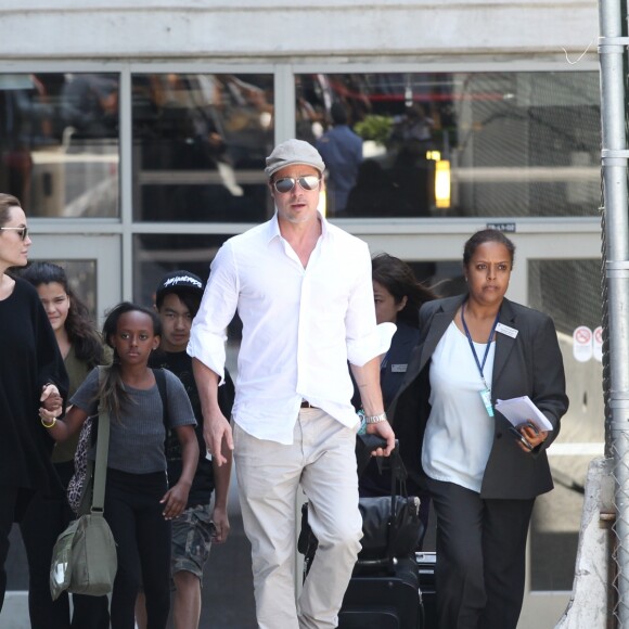 Angelina Jolie et Brad Pitt arrivent à l'aéroport de Los Angeles avec leurs enfants Zahara et Maddox en provenance de Londres, le 14 juin 2014.