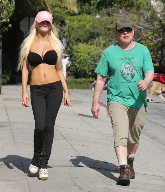 Exclusif - Courtney Stodden fait du jogging avec son mari Doug Hutchison a West Hollywood, le 4 mars 2013