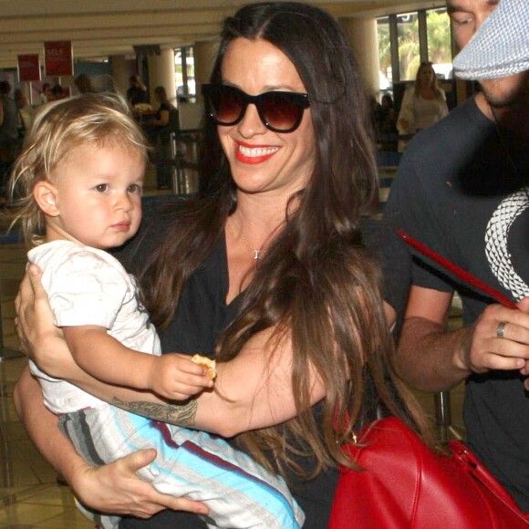 Alanis Morissette, son mari Mario Treadway et leurs fils Ever à l'aéroport de Los Angeles le 23 août 2012.