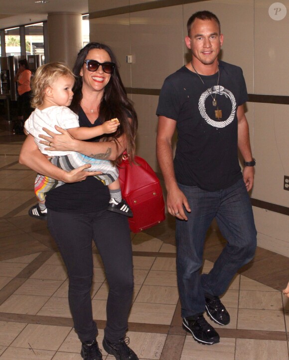Alanis Morissette, son mari Mario Treadway et leurs fils Ever à l'aéroport de Los Angeles le 23 août 2012.