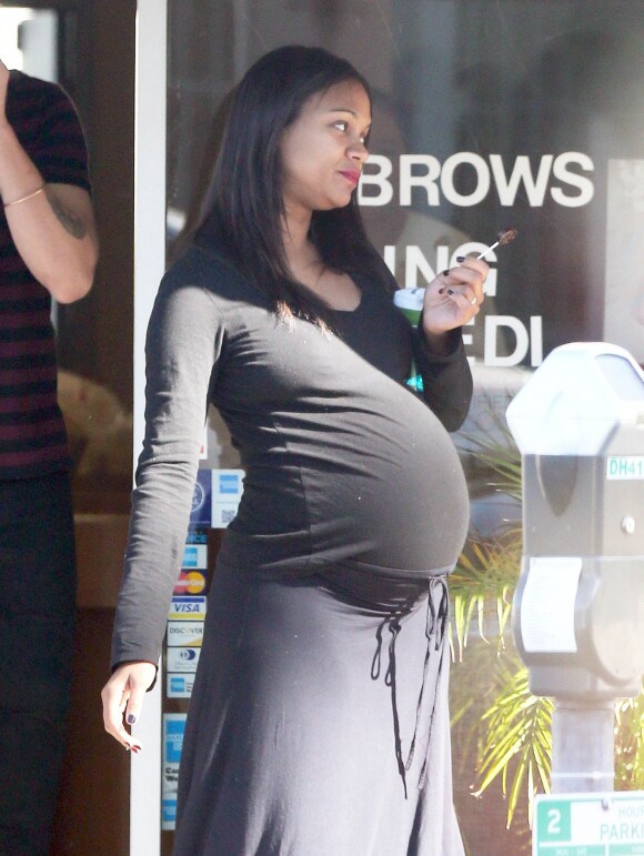Semi-Exclusif - Zoe Saldana, très enceinte, sort d'un salon de manucure avec son mari Marco Perego à Beverly Hills, le 7 novembre 2014.