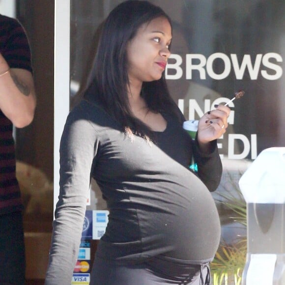 Semi-Exclusif - Zoe Saldana, très enceinte, sort d'un salon de manucure avec son mari Marco Perego à Beverly Hills, le 7 novembre 2014.