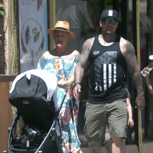Exclusif - Pink , son mari Carey Hart et leurs enfants Jameson (en poussette) et Willow à Cabo San Lucas, le 7 avril 2017.
