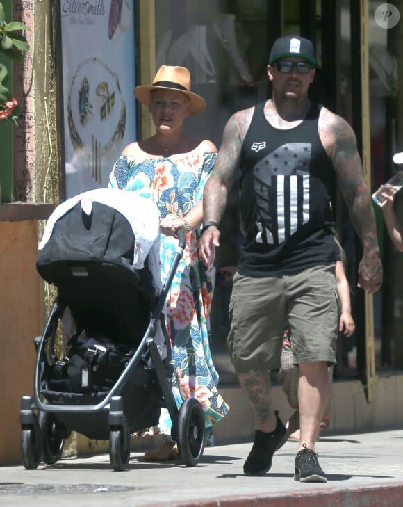 Exclusif - Pink , son mari Carey Hart et leurs enfants Jameson (en poussette) et Willow à Cabo San Lucas, le 7 avril 2017.