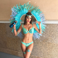Iris Mittenaere : Très dévêtue pour le carnaval des Îles Caïmans