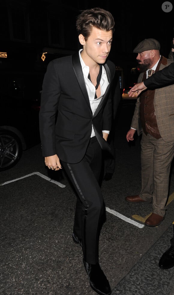 Harry Styles avec une mystérieuse inconnue dans le quartier de Chelsea à Londres, Royaume Uni, le 6 octobre 2016.