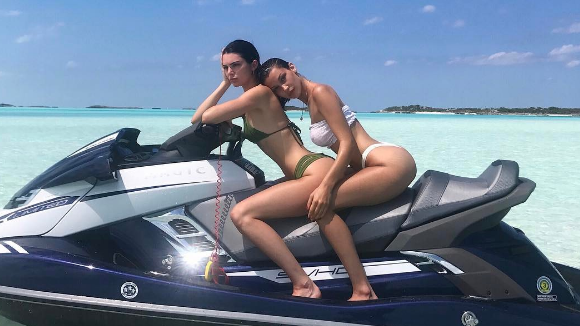 Bella Hadid et Kendall Jenner : Torrides en bikini, les sexy BFF se lâchent
