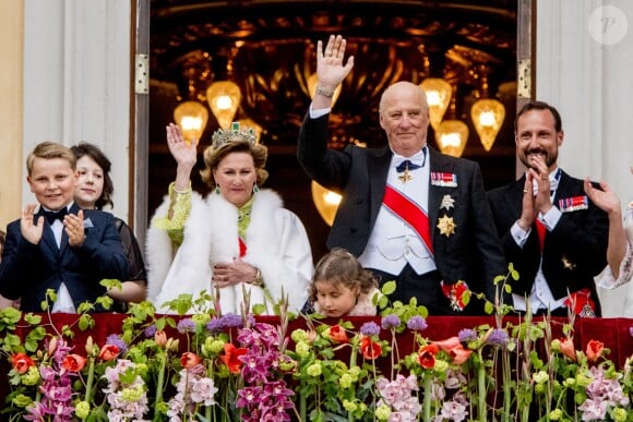 La famille royale de Norvège au balcon du palais, à Oslo le 9 mai 2017, lors du double 80e anniversaire du roi Harald V et de la reine Sonja de Norvège. Quelques minutes plus tard, en plein banquet, le prince héritier Haakon allait raser sa barbe si caractéristique !