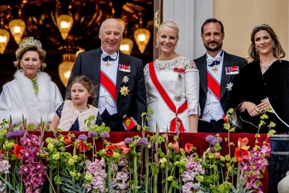 La famille royale de Norvège au balcon du palais, à Oslo le 9 mai 2017, lors du double 80e anniversaire du roi Harald V et de la reine Sonja de Norvège. Quelques minutes plus tard, en plein banquet, le prince héritier Haakon allait raser sa barbe si caractéristique !