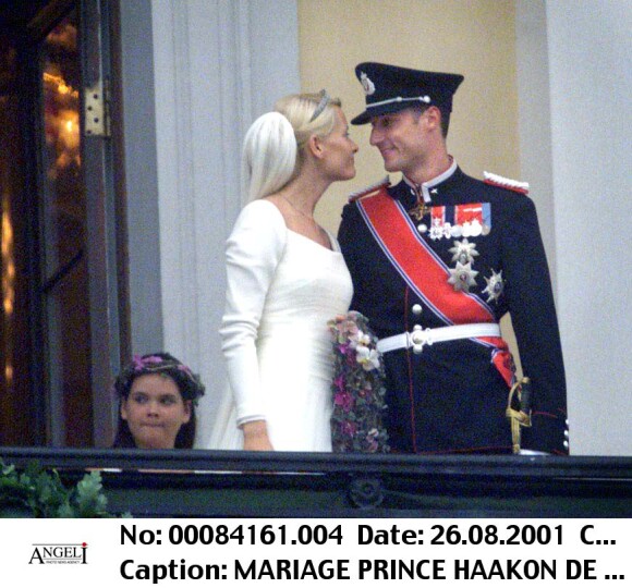 Photo du mariage du prince Haakon de Norvège et de la princesse Mette-Marit en août 2001.