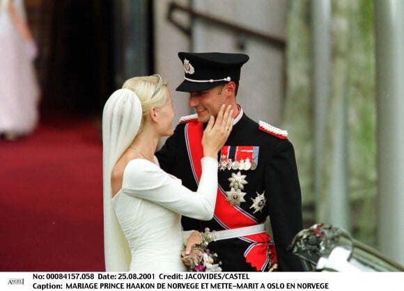 Photo du mariage du prince Haakon de Norvège et de la princesse Mette-Marit en août 2001.