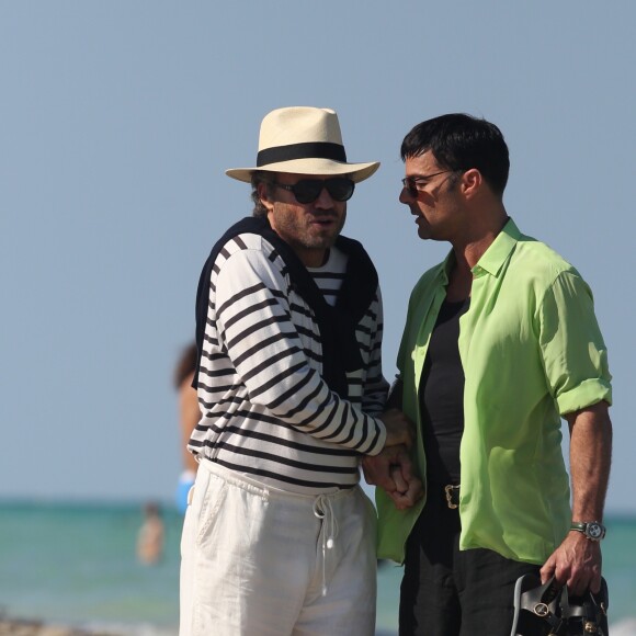 Edgar Ramirez (Gianni Versace) et Ricky Martin (compagnon de Gianni Versace, Antonio D'Amico) sur le tournage de la série ''Versace : American Crime Story'' à Miami, le 10 mai 2017.