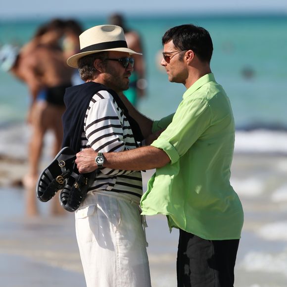 Edgar Ramirez (Gianni Versace) et Ricky Martin (compagnon de Gianni Versace, Antonio D'Amico) sur le tournage de la série ''Versace : American Crime Story'' à Miami, le 10 mai 2017.