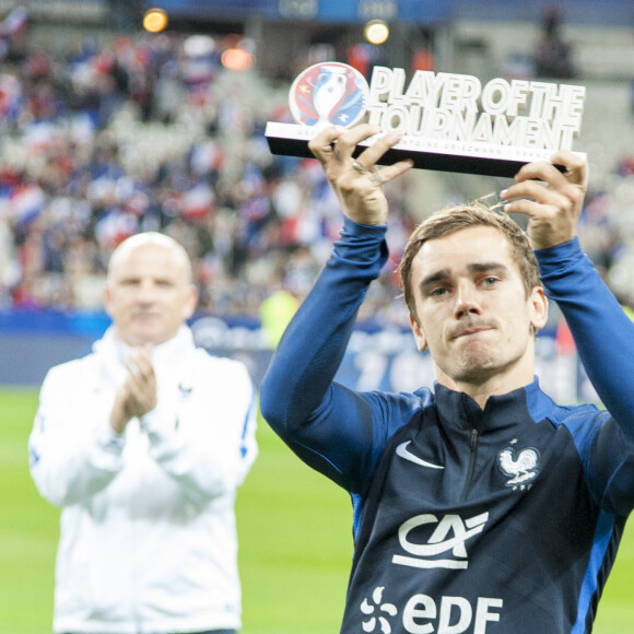 Le trophée "Player of the Tournament" décerné Antoine Griezmann lors du match de qualification pour la Coupe du Monde 2018, "France-Bulgarie" au Stade de France à Saint-Denis, le 7 octobre 2016. © Pierre Perrusseau/Bestimage